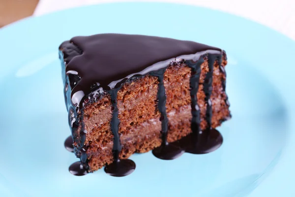 Delicious chocolate cake on plate on table close-up — Stock Photo, Image