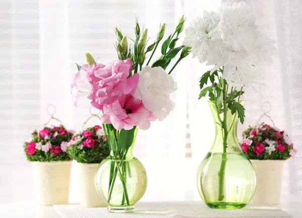 Hermosas flores en jarrón con luz de la ventana —  Fotos de Stock