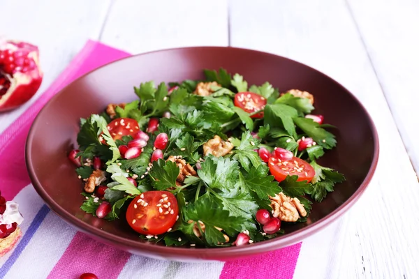 Frischer Salat mit Gemüse, Granat und Gewürzen auf dem Teller in Großaufnahme — Stockfoto