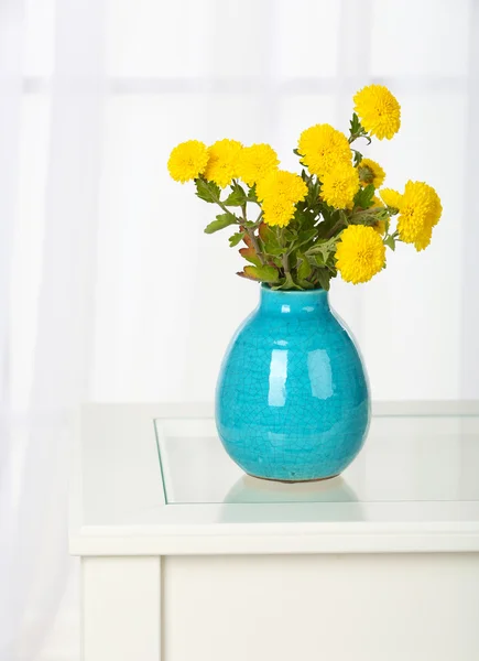 Mooi boeket van bloemen in vaas op achtergrond van venster — Stockfoto