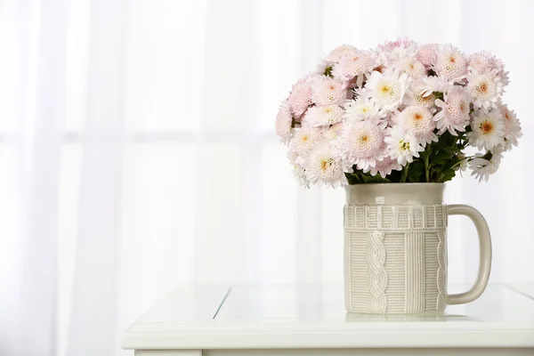 Beau bouquet de fleurs en tasse sur fond de fenêtre — Photo