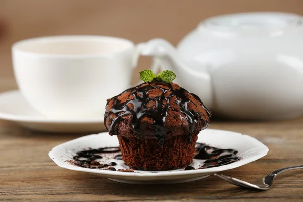 Yummy chocolate cupcake on table — Stock Photo, Image