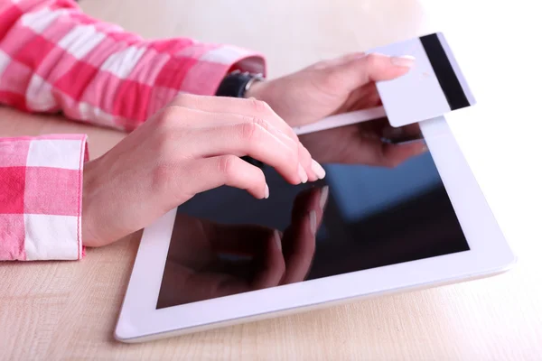 Concepto para compras por Internet: manos sosteniendo la tableta y la tarjeta de crédito —  Fotos de Stock