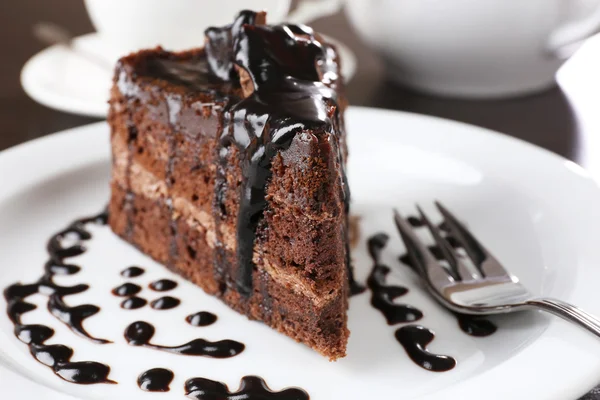 Delicioso pastel de chocolate servido en la mesa, primer plano —  Fotos de Stock