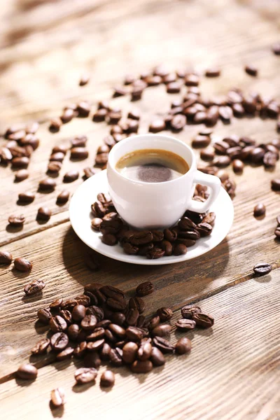 Xícara de café na mesa de madeira — Fotografia de Stock