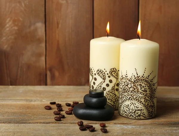 Hermosa composición de spa con velas indias decorativas, sobre mesa de madera —  Fotos de Stock