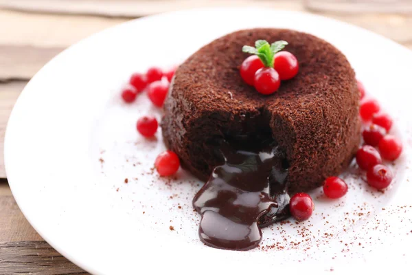 Budín de chocolate caliente con fondant centro en el plato, primer plano — Foto de Stock