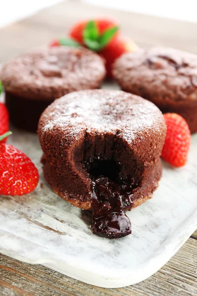 Hot chocolate pudding with fondant centre with strawberries, close-up — Stock Photo, Image