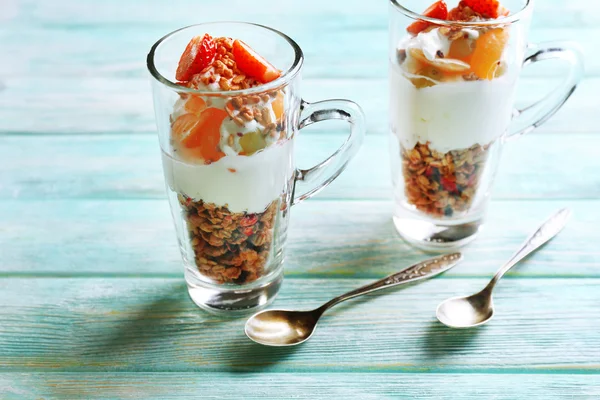 Postre en capas saludables con muesli y fresas en la mesa —  Fotos de Stock