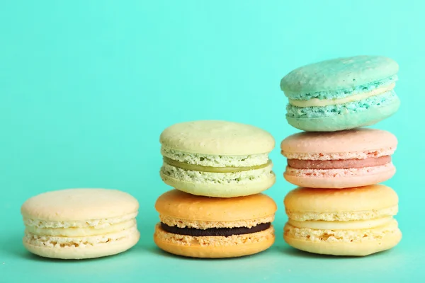 Gentle colorful macaroons on color background — Stock Photo, Image