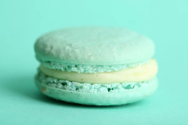 Renk arka plan üzerinde yumuşak renkli acıbadem kurabiyesi — Stok fotoğraf