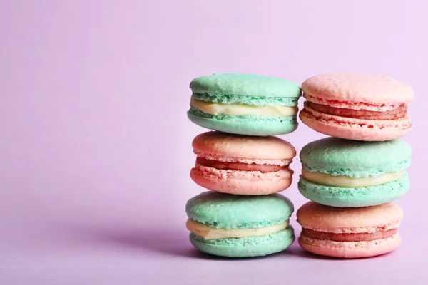 Renk arka plan üzerinde yumuşak renkli macaroons — Stok fotoğraf