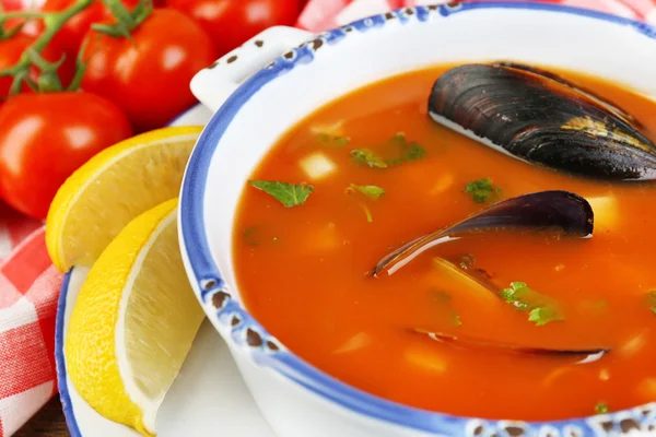 贻贝、 番茄和黑橄榄木背景上的碗里的美味汤 — 图库照片