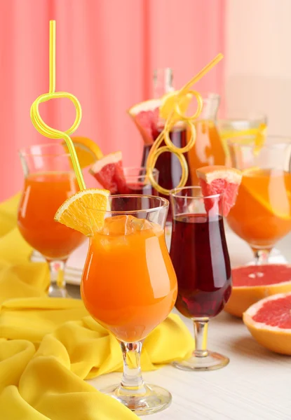 Ποτήρια κοκτέιλ φρούτων σε κόμμα γκρο πλαν — Φωτογραφία Αρχείου