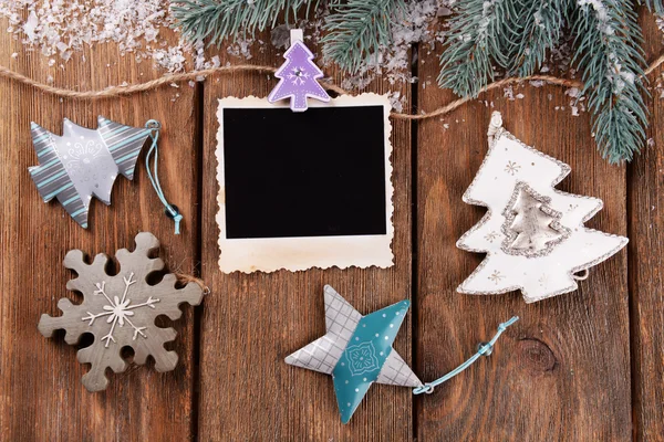 Marcos de fotos en blanco y decoración de Navidad con abeto de nieve sobre fondo de mesa de madera — Foto de Stock