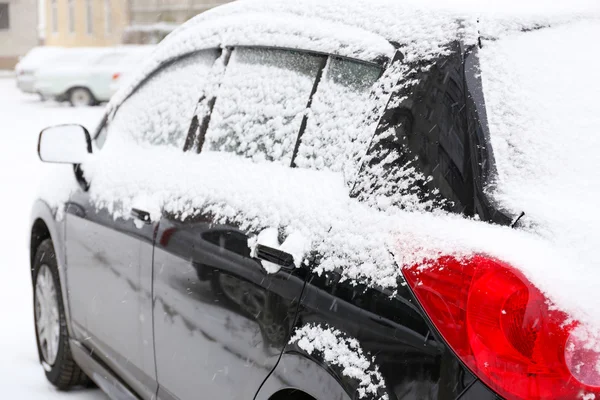 Siyah araba karla, açık havada kaplı — Stok fotoğraf