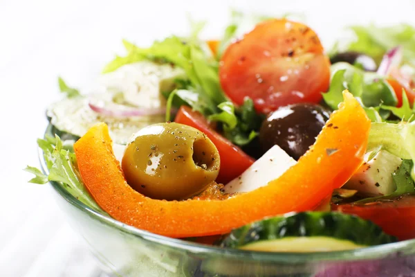 Greek salad in glass dish, closeup — Stock Photo, Image