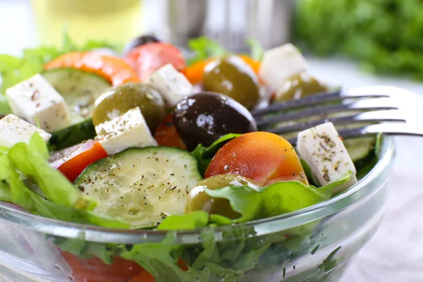 Ensalada griega en plato de vidrio con tenedor, primer plano —  Fotos de Stock