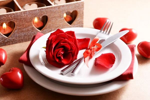 Configuração de mesa festiva para o Dia dos Namorados no fundo da mesa — Fotografia de Stock