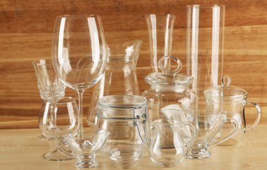 Ahşap arka plan üzerinde farklı Züccaciye Mağazaları