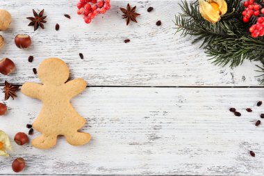 Baharatlar ve gingerbread renk ahşap arka plan üzerinde Noel çam fışkın