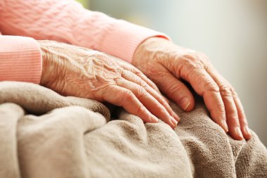 Açık renkli, tatlı yetişkin kadın elinde