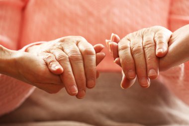 yaşlı ve genç eller