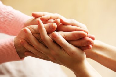 yaşlı ve genç eller