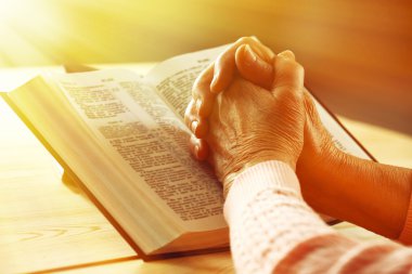 İncil ile yaşlı kadın