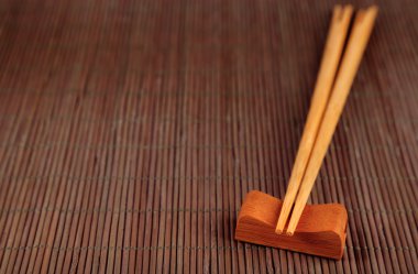 Bambu hasır üzerinde çubuk çifti