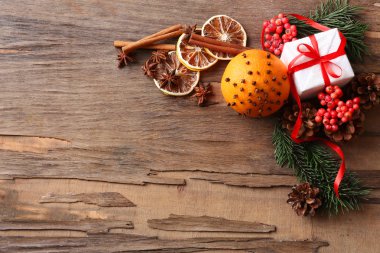 Hediye kutusu, baharat, Kuru limon dilimleri ve dal Noel ağacının rustik ahşap arka plan üzerinde turuncu