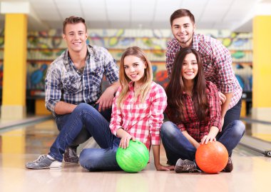Bowling kulübündeki arkadaşlarının portresi.