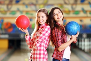 Genç kadınlar kulübünde bowling topu tutan