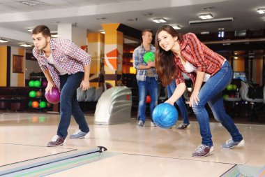 Bowling kulüpte oynayan arkadaşlar