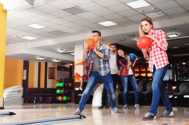 Bowling kulüpte oynayan arkadaşlar