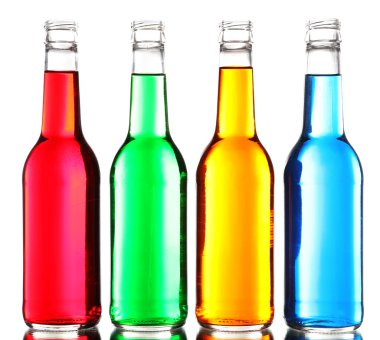 Renkli alkollü içecekler üzerinde beyaz izole cam şişelerde