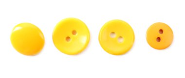 Beyazda izole edilmiş renkli dikiş düğmeleri