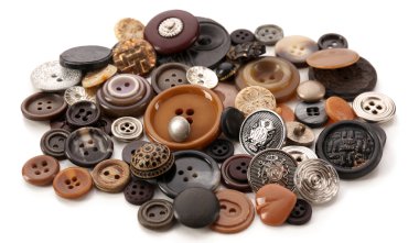 Çeşitli dikiş düğmeleri üzerinde beyaz izole