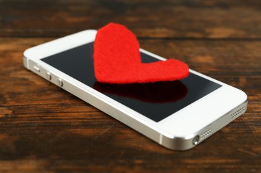Kırmızı kalp ile akıllı cep telefonu