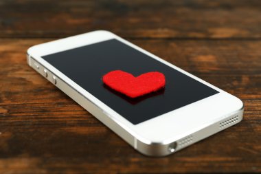 Kırmızı kalp ile akıllı cep telefonu