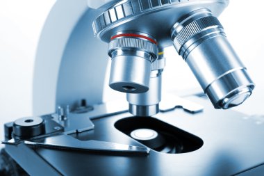 Mikroskop yakın çekim, izole üzerinde beyaz