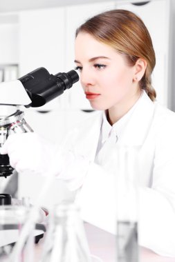 Genç Araştırmacı bilimsel araştırma laboratuarında yerine getiren