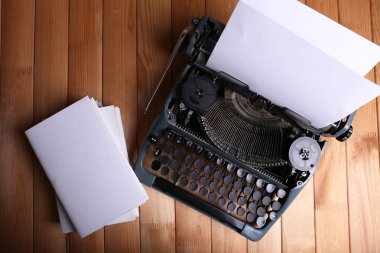 Antika daktilo. Ahşap masa üzerinde bağbozumu daktilo makinesi