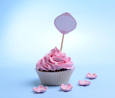 Üstünde yazı olan lezzetli kek.