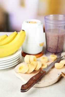 Kesme tahtası üzerinde muz dilimlenmiş