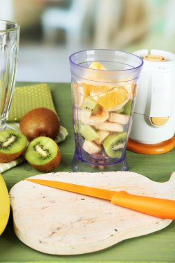 Dilimlenmiş meyve ve blender