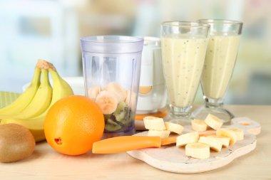 Dilimlenmiş meyve ve blender