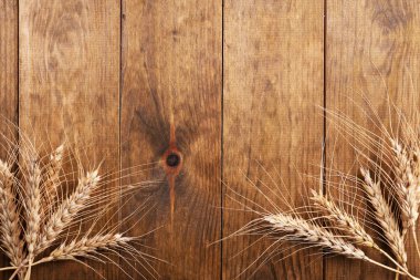 Spikelets ahşap arka plan üzerinde buğday