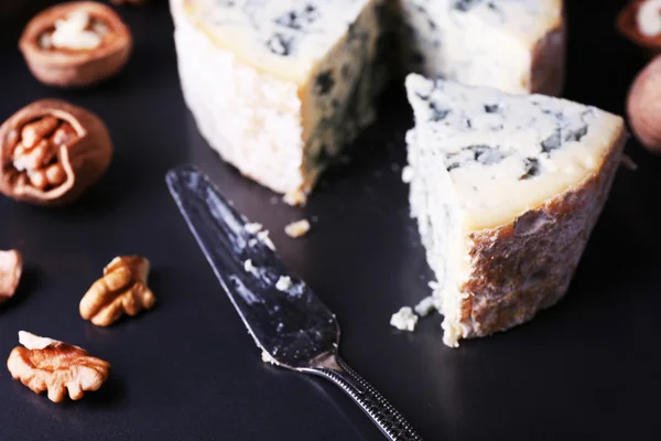 Blue cheese with nuts and blade on metal tray background — Stock Photo, Image