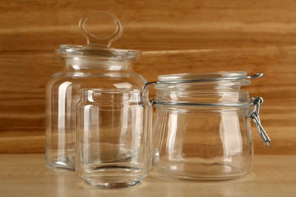 Набір порожнього скляного посуду на дерев'яному фоні — стокове фото